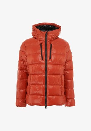 Doudoune rouge avec capuche, dotée d'un design matelassé horizontal, fermeture éclair frontale et accents noirs sur les poches et la fermeture éclair.