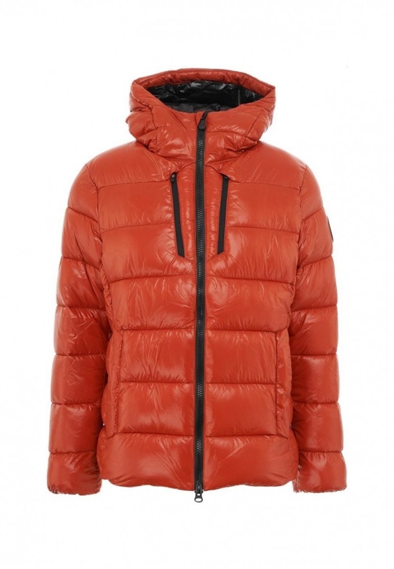 Giacca imbottita rossa con cappuccio, caratterizzata da un design trapuntato orizzontale, chiusura con cerniera frontale e dettagli neri sulle tasche e sulla cerniera.