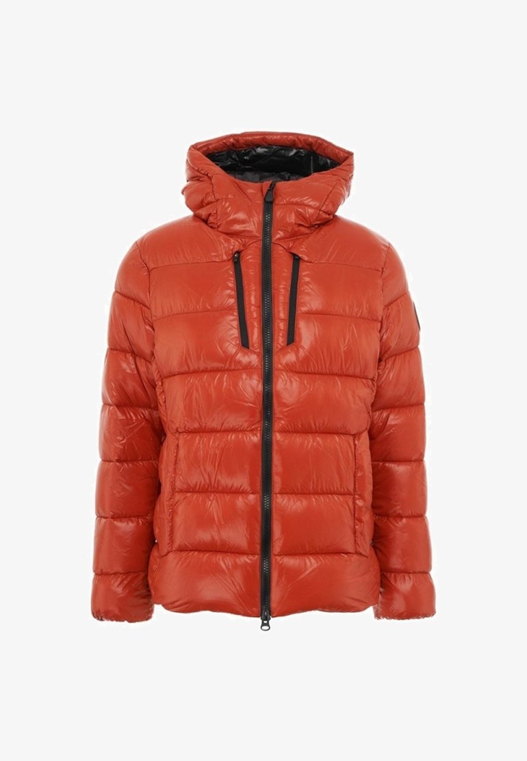 Giacca imbottita rossa con cappuccio, caratterizzata da un design trapuntato orizzontale, chiusura con cerniera frontale e dettagli neri sulle tasche e sulla cerniera.