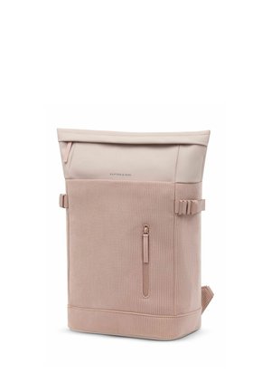 Grand sac à dos rose blush avec fermeture roulante, poche avant zippée, sangles latérales à boucle et logo "Kapten & Son" sur le panneau supérieur lisse.