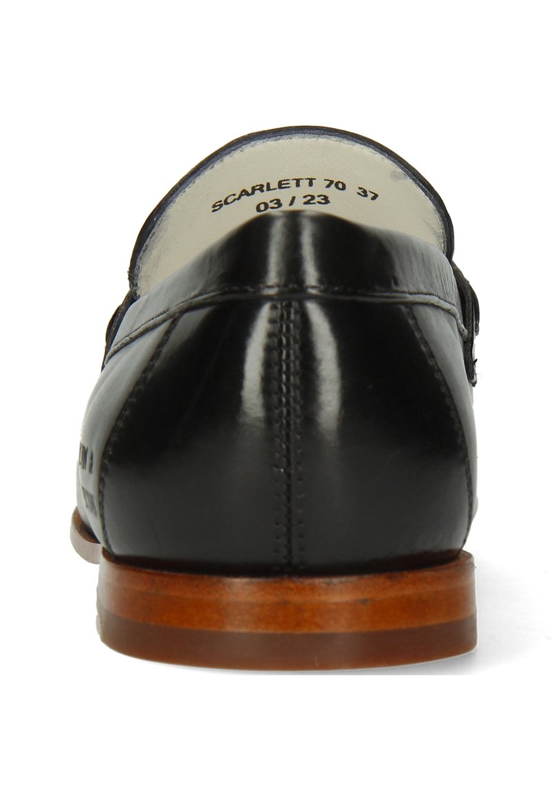 Mocassins en cuir noir avec une finition brillante, un petit talon en bois et des détails en couture à l'arrière. Étiquette du fabricant visible à l'intérieur.