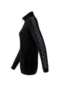 Felpa nera sportiva con zip, caratterizzata da un design testurizzato che richiama il battistrada di un pneumatico lungo la manica sinistra e sulle tasche laterali. Tessuto liscio, forma aderente.