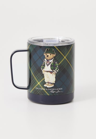 Cana în carouri verde închis cu mâner, având un ursuleț îmbrăcat în pălărie de tip bucket, vestă și adidași, inscripționat "Polo Bear by Ralph Lauren."