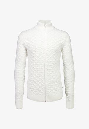 Suéter blanco de punto con cremallera, cuello alto y textura de patrón de diamante, mangas largas, y puños y dobladillo acanalados.