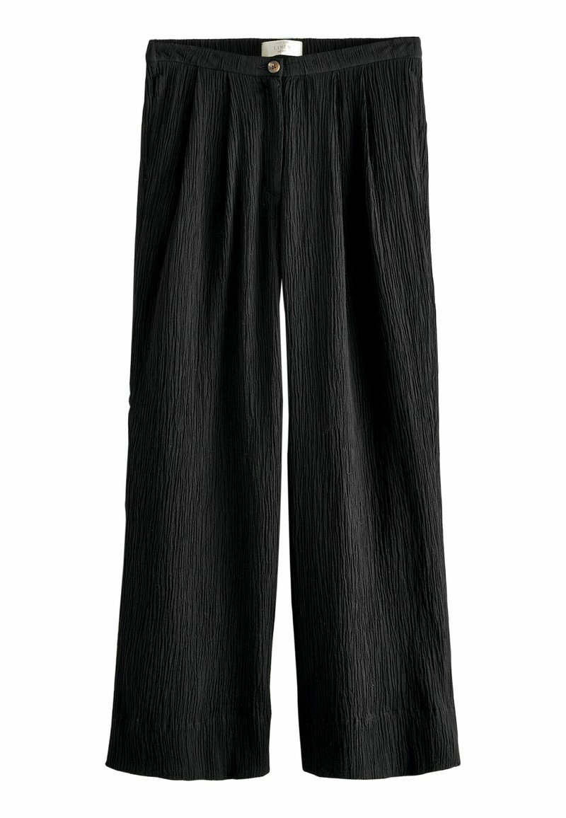 Zwarte wijde broek met een gestructureerd oppervlak, voorzien van een knoopsluiting op de taille en diepe plooien voor extra volume.