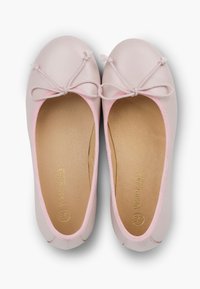 Ballerines en cuir rose avec un bout arrondi, ornées d'un nœud en ruban à l'avant et d'une bordure rose clair le long de l'ouverture. Texture lisse.