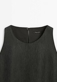 Robe sans manches gris charbon avec un col rond et une petite fermeture par bouton noir à l'arrière du col.