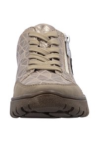 Baskets taupe avec un motif géométrique, semelle épaisse, lacets beiges et une fermeture éclair latérale argentée, vues de face.