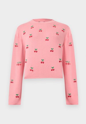 Pull court à manches longues rose avec motifs répétés de cerises rouges et feuilles vertes sur le devant et les manches.