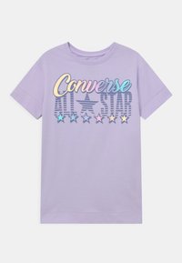 Světle fialové bavlněné tričko s potiskem "Converse All Star" v několika barvách a grafikou hvězd, s krátkými rukávy a kulatým výstřihem.