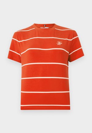 T-shirt orange à manches courtes avec des rayures blanches horizontales et un petit logo blanc brodé sur la poitrine gauche.