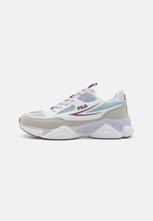 Zapatilla FILA blanca y azul claro con detalles morados, paneles de malla y ante, suela gruesa y cierre con cordones, vista lateral sobre fondo blanco.