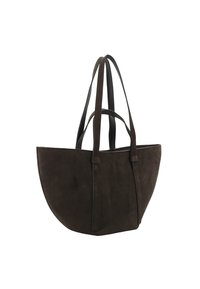 Bruine suede tote bag met dubbele schouderriemen, halve cirkelvorm, gladde textuur en minimalistische designelementen.