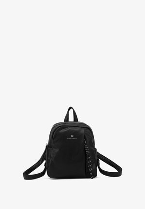 Zaino in pelle nera con spallacci regolabili, maniglia superiore e chiusura con zip. Presenta una tasca anteriore e un dettaglio con logo.