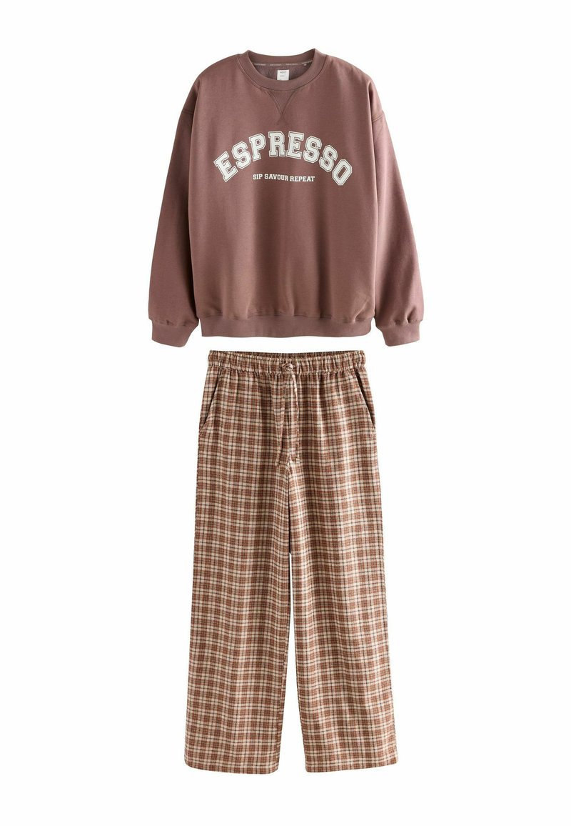 Brauner Hoodie mit dem Text "ESPRESSO" und hellen Akzenten, kombiniert mit karierten, weiten Hosen in Braun und Creme. Weicher Stoff, lässiges Design.