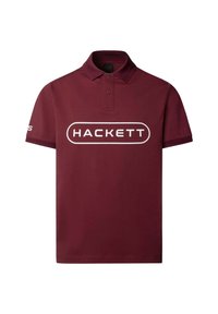 Burgundské polo triko vyrobené z bavlny, s límečkem, krátkými rukávy a velkým bílým logem "HACKETT" na hrudi.
