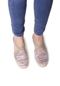 Tkané plátěné slip-on boty s mnohobarevnými vzory. Přírodní béžové akcenty a křížové popruhy. Texturované podešve pro lepší přilnavost. Lehký design.