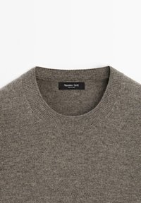 Szary, dzianinowy sweter z okrągłym dekoltem, charakteryzujący się gładką teksturą i metką z napisem "Massimo Dutti."