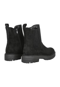 Botas de tobillo negras de ante con un panel elástico texturizado, cremallera lateral y una suela de goma gruesa. Diseño simple con materiales duraderos.