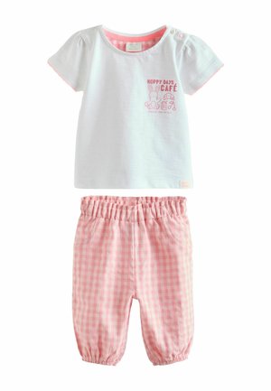 Biały niemowlęcy t-shirt z krótkim rękawem, różowym obszyciem i nadrukiem króliczka w kawiarni, w zestawie z różowo-białymi spodniami w kratkę na elastycznej gumce.