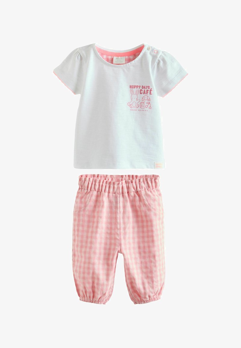 Chemise blanche pour bébé à manches courtes avec bordure rose et imprimé café lapin, assortie à un pantalon à taille élastique à carreaux roses et blancs.