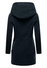 Cappotto lungo blu scuro in tessuto strutturato. Presenta un grande cappuccio e un logo discreto sul retro. Vestibilità sartoriale con maniche lunghe.