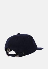 Gorra azul marino con un tejido suave y texturizado, visera curvada y una hebilla metálica ajustable en la parte posterior. Presenta una etiqueta de logo en el interior.