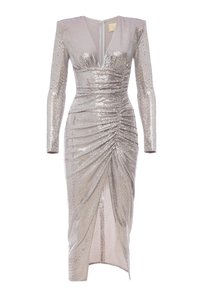 Srebrna sukienka z cekinami, z długimi rękawami, głębokim dekoltem w kształcie V, marszczonymi detalami i wysokim rozcięciem, z dopasowanym krojem i gładką teksturą.