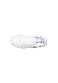 Fehér sneaker, amely szintetikus bőrből készült, sima textúrával, lekerekített orral, fűzővel, és piros részletekkel az oldalon.