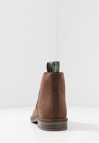 Barbour FARSLEY CHELSEA BOOT - Klasszikus bokacsizmák - dark tan