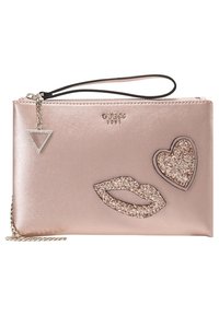 Kunstleder-Clutch in Roségold mit Reißverschluss, verziert mit glitzernden Lippen- und Herzapplikationen sowie abnehmbarer Kette und Handgelenksriemen.