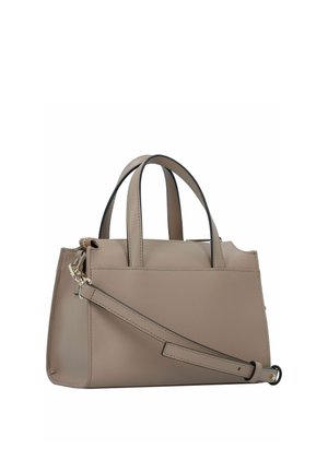 Sac à main en cuir beige avec deux poignées courtes, une bandoulière réglable et des éléments métalliques dorés sur fond blanc.