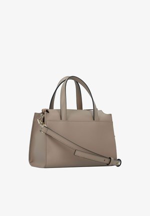 Borsa a mano in pelle beige con due manici corti, tracolla regolabile e dettagli in metallo dorato su sfondo bianco.