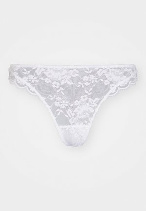 Witte kanten string met bloemenpatronen, gegolfde randen en een dunne tailleband. Lichtgewicht, doorschijnende textuur. Geen extra beslag.