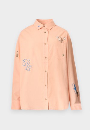 Licht perzikkleurig overhemd met lange mouwen, knopen, kraag, voorzak en geborduurde ontwerpen met vogels, bloemen en sterren op de mouwen en borst.