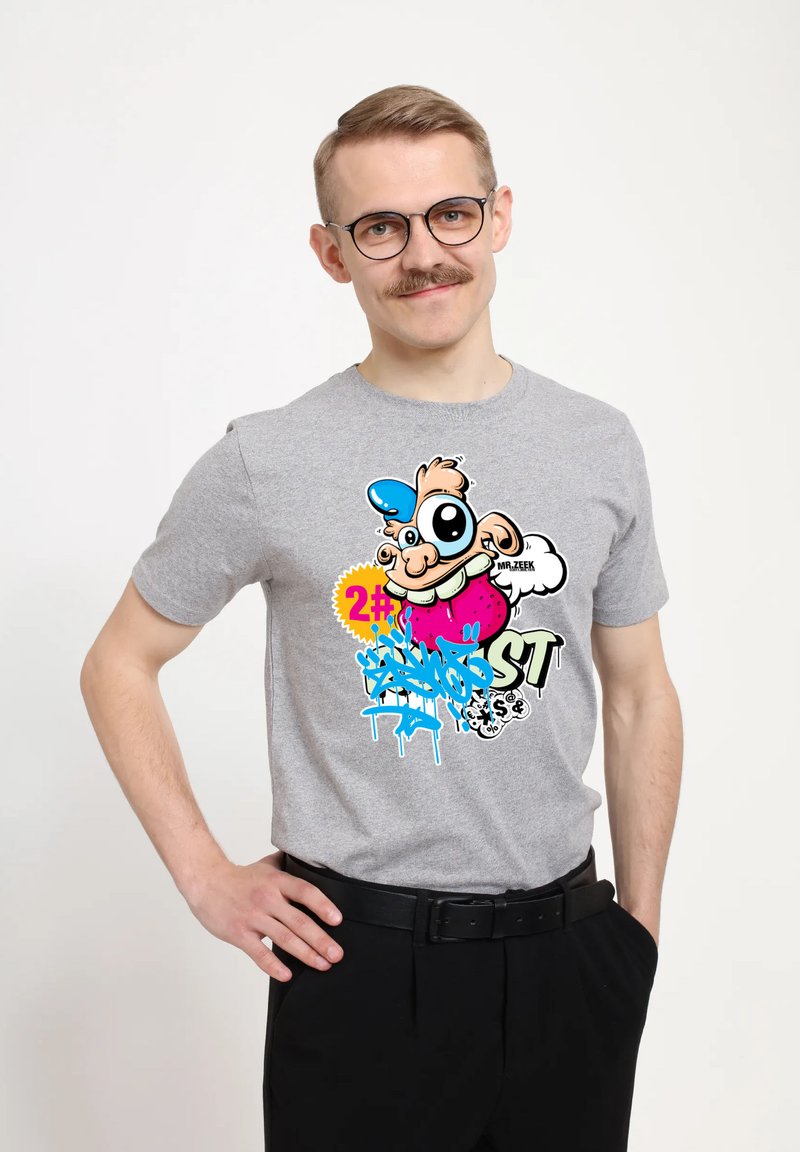 Šedé bavlněné tričko s barevnou karikovou grafikou, zahrnující postavu s velkýma očima, která nosí modrou čepici a živé akcenty.