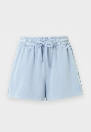 Jasnoniebieskie szorty z elastycznym pasem i sznurkiem oraz subtelnym logo na dolnej lewej nogawce, prezentowane na jednolitym tle.