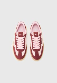 Sneaker con una toma superiore in suede bordeaux, accenti in tessuto rosa e lacci rosa chiaro. Presentano una suola in gomma. Stile retro con una grafica minimale.
