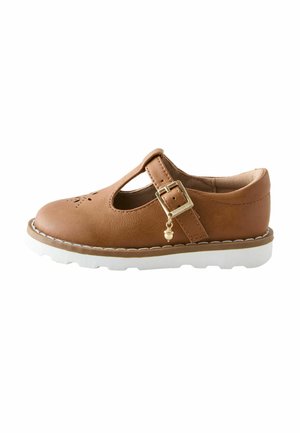 Brauner Leder Mary Jane Schuh mit Cut-Out-Design, goldener Schnalle mit Eichel-Anhänger und weißer Gummisohle.