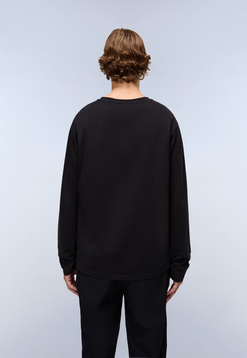 Schwarzes Langarmshirt mit rundem Ausschnitt und lockerer Passform. Aus Baumwolle, einfarbiger Stoff ohne sichtbare Details oder Verzierungen.