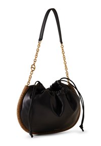 Sac en cuir noir avec un accent texturé marron, fermeture à cordon, et une chaîne dorée. Forme arrondie avec un design doux et froncé.