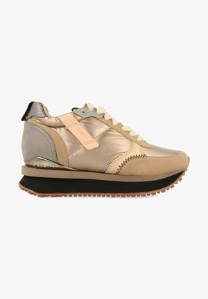 Zapatillas sintéticas y de ante en color beige con un brillo metálico, suela gruesa negra, diseño acolchado y cordones crema. Presenta una etiqueta de la marca en el lateral.