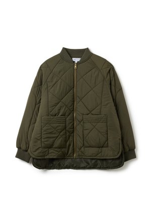 Chaqueta bomber verde acolchada con cierre frontal, puños y cuello de canalé, y dos bolsillos frontales tipo parche. Material sintético ligero.