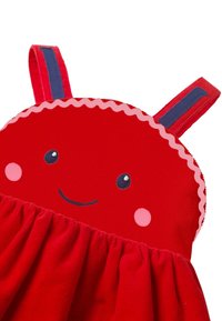 Robe rouge avec un buste arrondi présentant un design de visage souriant, des joues roses et une jupe froncée. Deux bretelles bleues en haut.