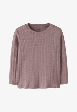 Pull-over en laine, violet clair, texture côtelée avec motifs verticaux. Col rond et manches trois-quarts. Tissu doux.