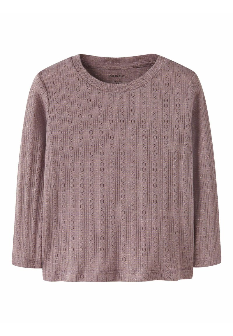 Maglione, viola chiaro, con texture a costine e motivi verticali. Collo rotondo e maniche a tre quarti. Tessuto morbido.