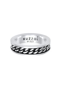 Sølvring med et fletværksdesign, der har en sort indlægning. Mærket "KUZZOI" og "925" for ægthed af sterlingsølv.