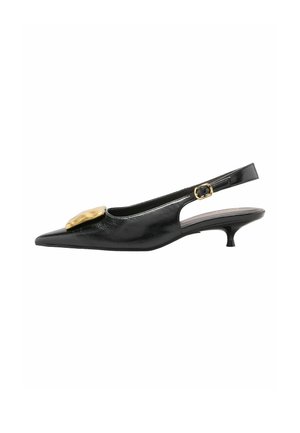 Zwart leren slingback schoen met een lage kittenhak en een gouden decoratieve gesp op de puntige neus.