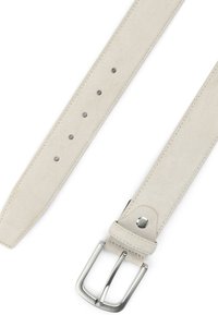 Lichtbeige suede riem met zilveren metalen gesp en vijf aanpassingsgaten op een witte achtergrond.