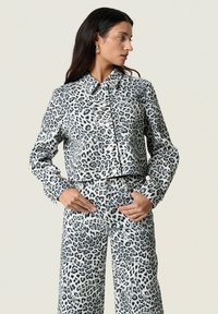 Soaked in Luxury SANDJA - Teksajakk - grey leopard patteren